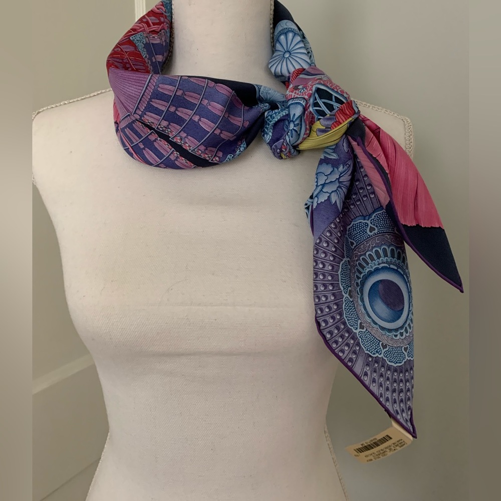 Authentic Hermes Silk Parures de Samourais Scarf 90 Marine Rose Bleu Glacier